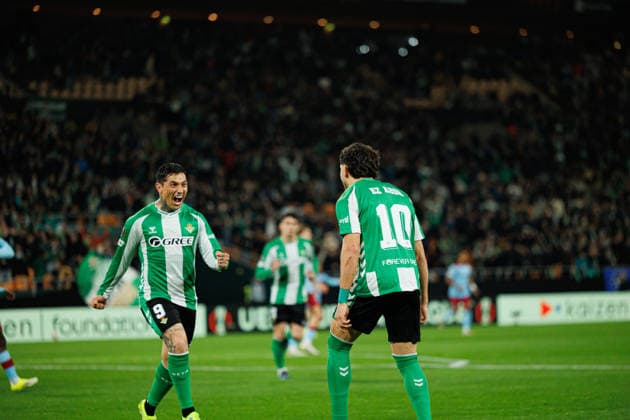Fußball, EuroLeague, Real Betis Sevilla - Feyenoord Rotterdam #5 Chimy Avila and Ez Abde seen celebrating after goal during UEFA Europa League game between teams of Real Betis Balompie and Feyenoord Rotterdam (Maciej Rogowski Ball Raw Images) Sevilla Estadio La Cartuja Spain Copyright: xMaciejxRogowskix maciejrogowski_betis_feyenoord_2526-05