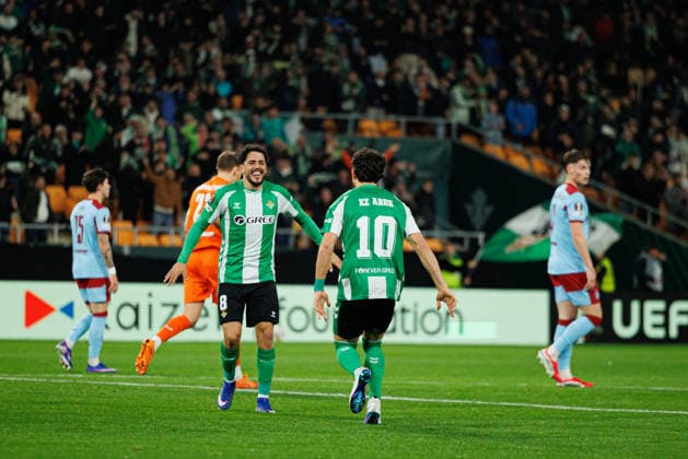 Fußball, EuroLeague, Real Betis Sevilla - Feyenoord Rotterdam #2 Pablo Fornals and Ez Abde seen celebrating after goal during UEFA Europa League game between teams of Real Betis Balompie and Feyenoord Rotterdam (Maciej Rogowski Ball Raw Images) Sevilla Estadio La Cartuja Spain Copyright: xMaciejxRogowskix maciejrogowski_betis_feyenoord_2526-17