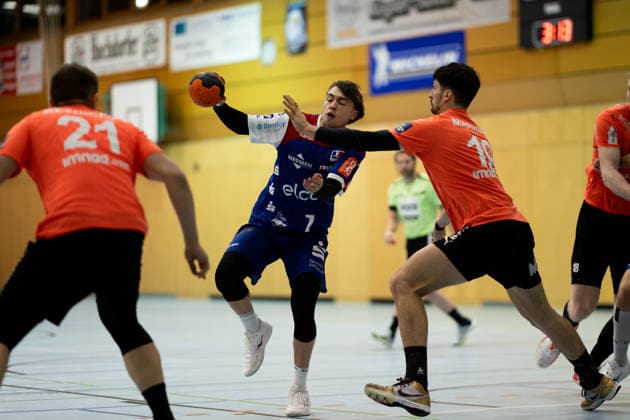 Elias Huber HBW Balingen Weilstetten, 07 takes control of the game, Ariel Pietrasik Kadetten Schaffhausen, 18 stoert, HBW Balingen Weilstetten vs Kadetten Schaffhausen, Handball, Test match, Season 2025 2026, 29 01 26 Eibner Pressefoto Andreas Ulmer HBW Balingen Weilstetten vs Kadetten Schaffhausen, Handball, Test match, Season 2025 2026, 29 01 26 Dotternhausen Copyright: xEibner-Pressefoto AndreasxUlmerx EP_AUR
