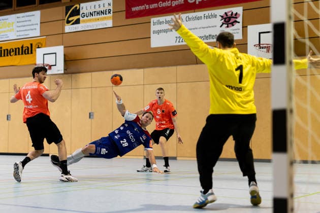 Tobias Heinzelmann HBW Balingen Weilstetten, 28 , beikm throw, Lukas Saueressig Kadetten Schaffhausen, 04 left cannot intervene, HBW Balingen Weilstetten vs Kadetten Schaffhausen, Handball, Test match, Season 2025 2026, 29 01 26 Eibner Pressefoto Andreas Ulmer HBW Balingen Weilstetten vs Kadetten Schaffhausen, Handball, Test match, Season 2025 2026, 29 01 26 Dotternhausen Copyright: xEibner-Pressefoto AndreasxUlmerx EP_AUR