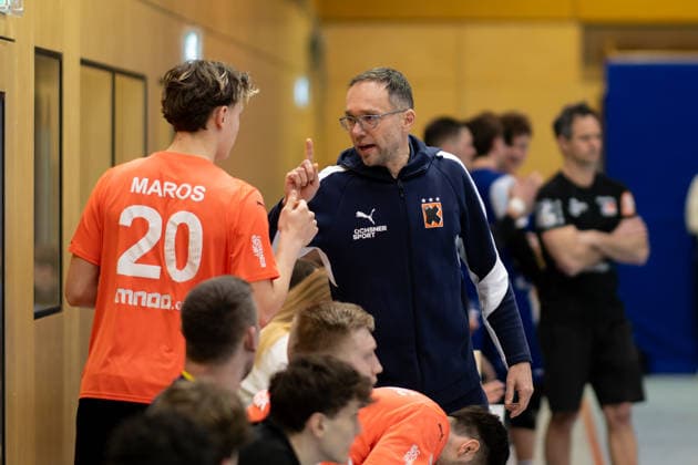 Hrvoje Horvat, Kadetten Schaffhausen, Coach, Coach explains Finn Mueller, Kadetten Schaffhausen, 20 something, HBW Balingen Weilstetten vs Kadetten Schaffhausen, Handball, Test match, Season 2025 2026, 29 01 26 Eibner Pressefoto Andreas Ulmer HBW Balingen Weilstetten vs Kadetten Schaffhausen, Handball, Test match, Season 2025 2026, 29 01 26 Dotternhausen Copyright: xEibner-Pressefoto AndreasxUlmerx EP_AUR