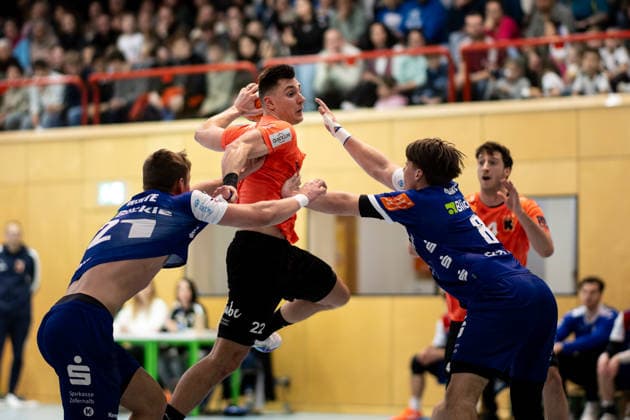 Patrik Martinovic Kadetten Schaffhausen, 22 on a throw, pressed by Magnus Grupe HBW Balingen Weilstetten, 08 , right, HBW Balingen Weilstetten vs Kadetten Schaffhausen, handball, test match, season 2025 2026, 29 01 26 Eibner Pressefoto Andreas Ulmer HBW Balingen Weilstetten vs Kadetten Schaffhausen, handball, test match, season 2025 2026, 29 01 26 Dotternhausen Copyright: xEibner-Pressefoto AndreasxUlmerx EP_AUR