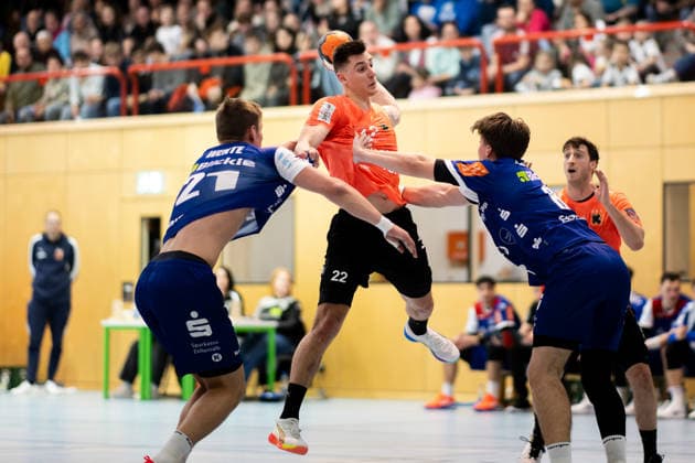 Patrik Martinovic Kadetten Schaffhausen, 22 on a throw, pressed by Magnus Grupe HBW Balingen Weilstetten, 08 , right, HBW Balingen Weilstetten vs Kadetten Schaffhausen, handball, test match, season 2025 2026, 29 01 26 Eibner Pressefoto Andreas Ulmer HBW Balingen Weilstetten vs Kadetten Schaffhausen, handball, test match, season 2025 2026, 29 01 26 Dotternhausen Copyright: xEibner-Pressefoto AndreasxUlmerx EP_AUR