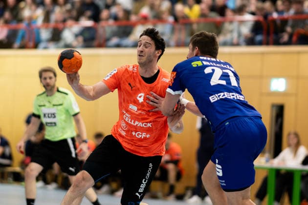 Lukas Saueressig Kadetten Schaffhausen, 04 sets up the game, Till Wente, HBW Balingen Weilstetten, 21 interferes, right HBW Balingen Weilstetten vs Kadetten Schaffhausen, handball, test match, season 2025 2026, 29 01 26 Eibner Pressefoto Andreas Ulmer HBW Balingen Weilstetten vs Kadetten Schaffhausen, handball, test match, season 2025 2026, 29 01 26 Dotternhausen Copyright: xEibner-Pressefoto AndreasxUlmerx EP_AUR