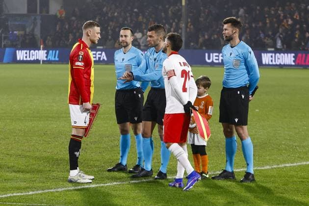 DEVENTER , 29-01-2026 , Stadium De Adelaarshorst , season 2025 2026 , UEFA Europa League League phase . match between Go Ahead Eagles and SC Braga, Picture shows GA Eagles player Joris Kramer, referee Willy Delajod (FRA) and SC Braga player Ricardo Horta Go Ahead Eagles - Braga  x201171239x Copyright: