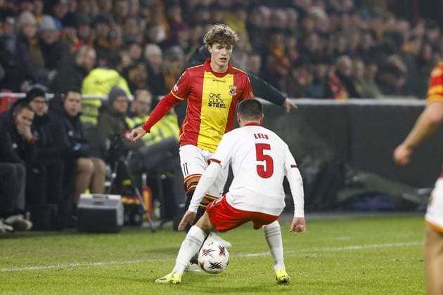 DEVENTER , 29-01-2026 , Stadium De Adelaarshorst , season 2025 2026 , UEFA Europa League League phase . match between Go Ahead Eagles and SC Braga, Picture shows GA Eagles player Oskar Sivertsen and SC Braga player Leonardo Lelo Go Ahead Eagles - Braga  x201171245x Copyright: