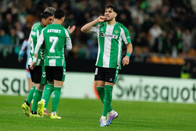 Fußball, EuroLeague, Real Betis Sevilla - Feyenoord Rotterdam #2 Ez Abde seen celebrating after goal during UEFA Europa League game between teams of Real Betis Balompie and Feyenoord Rotterdam (Maciej Rogowski Ball Raw Images) Sevilla Estadio La Cartuja Spain Copyright: xMaciejxRogowskix maciejrogowski_betis_feyenoord_2526-26