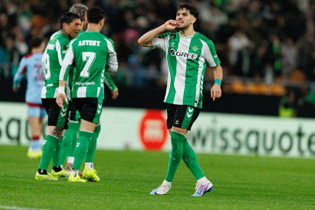 Fußball, EuroLeague, Real Betis Sevilla - Feyenoord Rotterdam #2 Ez Abde seen celebrating after goal during UEFA Europa League game between teams of Real Betis Balompie and Feyenoord Rotterdam (Maciej Rogowski Ball Raw Images) Sevilla Estadio La Cartuja Spain Copyright: xMaciejxRogowskix maciejrogowski_betis_feyenoord_2526-27
