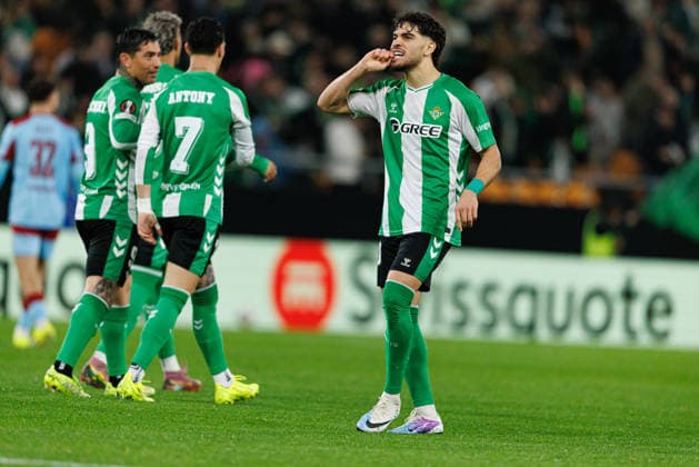 Fußball, EuroLeague, Real Betis Sevilla - Feyenoord Rotterdam #2 Ez Abde seen celebrating after goal during UEFA Europa League game between teams of Real Betis Balompie and Feyenoord Rotterdam (Maciej Rogowski Ball Raw Images) Sevilla Estadio La Cartuja Spain Copyright: xMaciejxRogowskix maciejrogowski_betis_feyenoord_2526-28