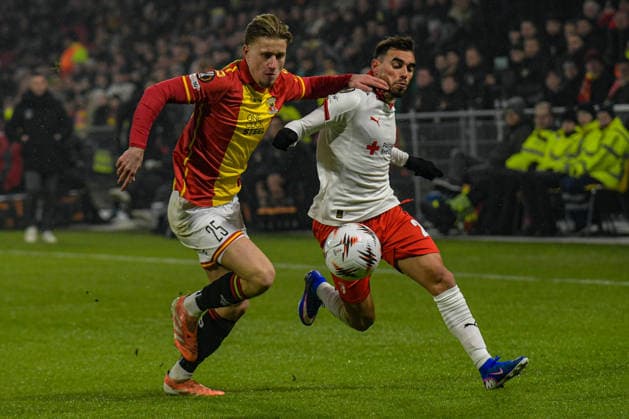 2026-01-29 - Europa League match DEVENTER, NETHERLANDS - JANUARY 29: Giovanni van Zwam of Go Ahead Eagles battles for possession with b21 during the Europa League match at the De Adelaarshorst on January 29, 2026 in Deventer, Netherlands Deventer De Adelaarshorst Netherlands Content not available for redistribution in The Netherlands directly or indirectly through any third parties. Copyright: xDennisxBresserx