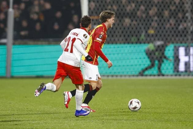 DEVENTER , 29-01-2026 , Stadium De Adelaarshorst , season 2025 2026 , UEFA Europa League League phase . match between Go Ahead Eagles and SC Braga, Picture shows GA Eagles player Melle Meulensteen and SC Braga player Ricardo Horta Go Ahead Eagles - Braga  x201171297x Copyright: