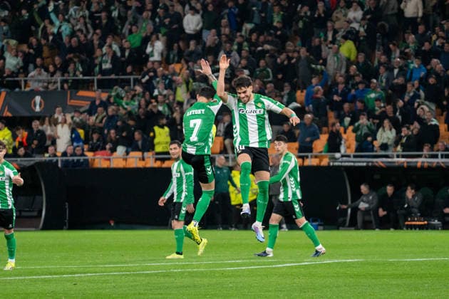 Fußball, EuroLeague, Real Betis Sevilla - Feyenoord Rotterdam #2 Ez Abde (N10) & Antony (N7) celebrates a goal during the UEFA Europa League 25 26 match between Real Betis and Feyenoord at the Estadio La Cartuja in Sevilla, Spain Copyright: xAndresxLopezxSheridanxx xSPPx Sportspressphoto_SPR86720