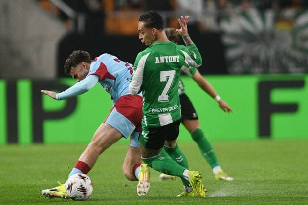 Fußball, EuroLeague, Real Betis Sevilla - Feyenoord Rotterdam #2 SEVILLA, 29-01-2026, Stadium La Cartuja, UEFA Football season 2025 2026, Europa League match between Betis Sevilla and Feyenoord. Pictures shows Feyenoord player Aymen Sliti and Betis player Antony Betis Sevilla - Feyenoord  x201171302x Copyright: