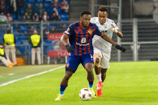 29 01 2026, Basel, St Jakob Park, Europa League FC Basel Viktoria Plzen, 7 Philip Otele Basel battle for the ball with 40 Vincent Nvendo Zurich Basel St Jakob Park Basel Switzerland Copyright: xJustPictures.ch PascalxvonxBürenx jp-en-PaVoB-Pavo_Fotografie-00451