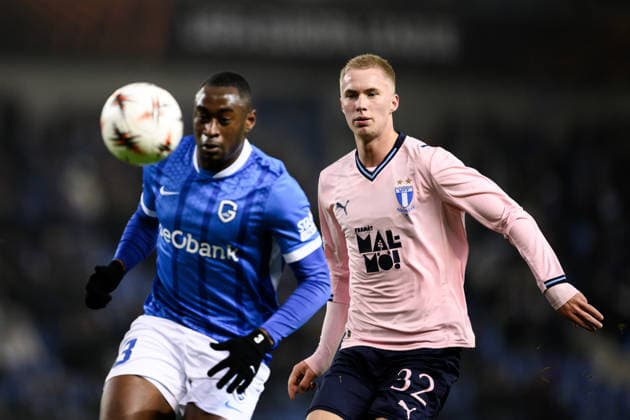 260129 Sadick Mujaid of KRC Genk and Daniel Gudjohnsen of Malmö FF during the UEFA Europa League football match between KRC Genk and Malmö FF on January 29, 2026 in Genk Photo Simon Hastegard BILDBYRAN kod SH SH0684 fotboll football soccer fotball uefa europa league europa league krc genk malmö ff bbeng  Copyright: SIMONxHASTEGARD BB260129SH042
