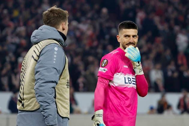 Alexander Nübel, Nubel VfB Stuttgart, 33 and Fabian Bredlow VfB Stuttgart, 01 in dialog , Germany, Football, UEFA Europa League, Matchday 8, 2025 2026, VfB Stuttgart vs Young Boys Bern, 29 01 2026, Stuttgart MHP Arena Germany Copyright: xGrantxHubbsx