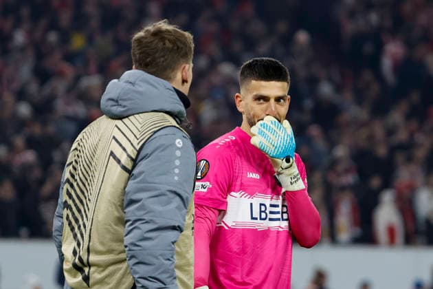 Alexander Nübel, Nubel VfB Stuttgart, 33 and Fabian Bredlow VfB Stuttgart, 01 in dialog , Germany, Football, UEFA Europa League, Matchday 8, 2025 2026, VfB Stuttgart vs Young Boys Bern, 29 01 2026, Stuttgart MHP Arena Germany Copyright: xGrantxHubbsx