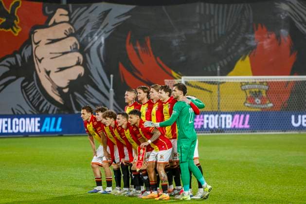 team photo of Go Ahead Eagles, goalkeeper Jari De Busser of Go Ahead Eagles, Aske Adelgaard of Go Ahead Eagles, Giovanni van Zwam of Go Ahead Eagles, Joris Kramer of Go Ahead Eagles, Dean James of Go Ahead Eagles, Melle Meulensteen of Go Ahead Eagles, Evert Linthorst of Go Ahead Eagles, Oskar Sivertsen of Go Ahead Eagles, Jakob Breum of Go Ahead Eagles, Mathis Suray of Go Ahead Eagles, Victor Edvardsen of Go Ahead Eagles and banner of supporters of Go Ahead Eagles Go Ahead Eagles v SC Braga, UEFA Europa League 2025 26 League Phase MD8, Go Ahead Eagles v SC Braga, Stadion De Adelaarshorst, January 29, 2026, Deventer, Netherlands.