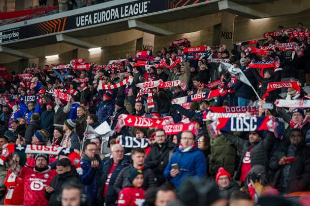 Football UEFA Europa League 2025 26, Matchday 8 OSC Lille vs SC Freiburg Stade Pierre Mauroy Lille, France Home fans of OSC Lille in the packed stadium, red and white fan scarves held high, active fan curve, emotional support, European Cup atmosphere, floodlights, grandstand view, UEFA branding, group stage, international match, club football, fan culture, Ultras, support, home match, sporting event, soccer evening, France, Europe Copyright: xJOERANxSTEINSIEKx