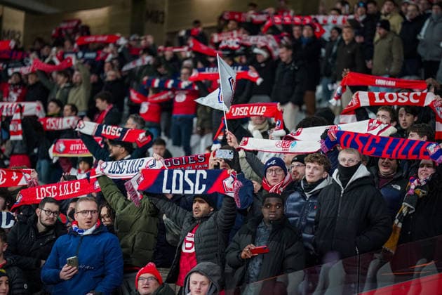Football UEFA Europa League 2025 26, Matchday 8 OSC Lille vs SC Freiburg Stade Pierre Mauroy Lille, France Home fans of OSC Lille in the packed stadium, red and white fan scarves held high, active fan curve, emotional support, European Cup atmosphere, floodlights, grandstand view, UEFA branding, group stage, international match, club football, fan culture, Ultras, support, home match, sporting event, soccer evening, France, Europe Copyright: xJOERANxSTEINSIEKx