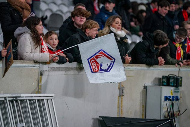 Football UEFA Europa League 2025 26, Matchday 8 OSC Lille vs SC Freiburg Stade Pierre Mauroy Lille, France Young fans of OSC Lille on the sidelines, club flag with LOSC logo, families and children in the front row, emotional anticipation before the start of the match, home support, young fans, red and white club colors, proximity to the pitch, perspective from the stands, European Cup atmosphere, club identity, soccer culture, spectators, home match, France, Europe Copyright: xJOERANxSTEINSIEKx