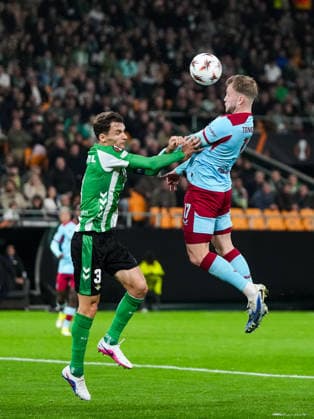 Fußball, EuroLeague, Real Betis Sevilla - Feyenoord Rotterdam #3 UEFA Europa League: Real Betis v Feyenoord Sevilla - Diego Llorente of Real Betis, Casper Tengstedt of Feyenoord during the eighth match of the UEFA Europa League 2025 2026. The match is set between Real Betis Balompie and Feyenoord at Estadio La Cartuja on 29 January 2026 in Sevilla, Spain. Copyright: xYannickxVerhoevenx