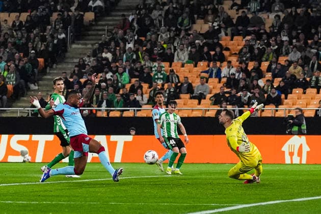 Fußball, EuroLeague, Real Betis Sevilla - Feyenoord Rotterdam #3 UEFA Europa League: Real Betis v Feyenoord Sevilla - Cyle Larin of Feyenoord, Real Betis goalkeeper Pau Lopez during the eighth match of the UEFA Europa League 2025 2026. The match is set between Real Betis Balompie and Feyenoord at Estadio La Cartuja on 29 January 2026 in Sevilla, Spain. Copyright: xTomxBodex