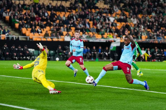 Fußball, EuroLeague, Real Betis Sevilla - Feyenoord Rotterdam #3 UEFA Europa League: Real Betis v Feyenoord Sevilla - Real Betis goalkeeper Pau Lopez, Cyle Larin of Feyenoord during the eighth match of the UEFA Europa League 2025 2026. The match is set between Real Betis Balompie and Feyenoord at Estadio La Cartuja on 29 January 2026 in Sevilla, Spain. Copyright: xYannickxVerhoevenx