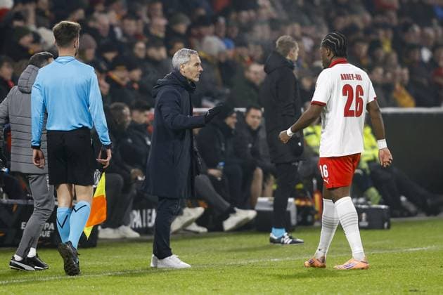DEVENTER , 29-01-2026 , Stadium De Adelaarshorst , season 2025 2026 , UEFA Europa League League phase . match between Go Ahead Eagles and SC Braga, Picture shows SC Braga trainer coach Juan Carlos Vicens and SC Braga player Bright Arrey-Mbi Go Ahead Eagles - Braga  x201171543x Copyright: