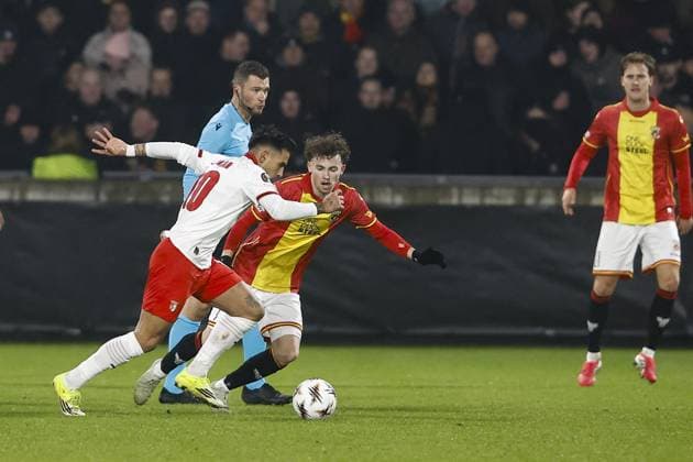 DEVENTER , 29-01-2026 , Stadium De Adelaarshorst , season 2025 2026 , UEFA Europa League League phase . match between Go Ahead Eagles and SC Braga, Picture shows SC Braga player Rodrigo Zalazar and GA Eagles player Jakob Breum Go Ahead Eagles - Braga  x201171546x Copyright: