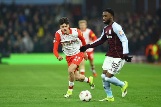 SOCCER - UEFA EL, Aston Villa vs RBS BIRMINGHAM,ENGLAND,29.JAN.26 - SOCCER - UEFA Europa League, Aston Villa FC vs Red Bull Salzburg. Image shows Kerim Alajbegovic (RBS) and Lamare Bogarde (Aston Villa).  GEPAxpictures xMichaelxZemanek