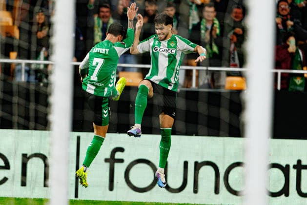 Fußball, EuroLeague, Real Betis Sevilla - Feyenoord Rotterdam #3 Antony and Ez Abde seen celebrating after goal during UEFA Europa League game between teams of Real Betis Balompie and Feyenoord Rotterdam (Maciej Rogowski Ball Raw Images) Sevilla Estadio La Cartuja Spain Copyright: xMaciejxRogowskix maciejrogowski_betis_feyenoord_2526-42