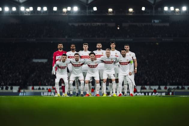 Fabian Bredlow 1 VfB Stuttgart , Chema Andres 30 VfB Stuttgart , Jeff Chabot 24 VfB Stuttgart , Ramon Hendriks 3 VfB Stuttgart , Lorenz Assignon 22 VfB Stuttgart , Finn Jeltsch 29 VfB Stuttgart , Ermedin Demirovic 9 VfB Stuttgart , Deniz Undav 26 VfB Stuttgart , Chris Führich 10 VfB Stuttgart , Angelo Stiller 6 VfB Stuttgart , Maximilian Mittelstädt 7 VfB Stuttgart and Badredine Bouanani 27 VfB Stuttgart pose together for a team photo in the MHP Arena Team photo of VfB Stuttgart Copyright: xspeedshotx