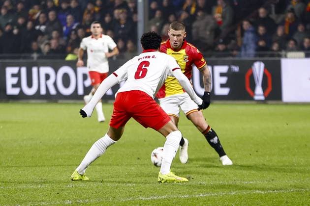 DEVENTER , 29-01-2026 , Stadium De Adelaarshorst , season 2025 2026 , UEFA Europa League League phase . match between Go Ahead Eagles and SC Braga, Picture shows GA Eagles player Victor Edvardsen and SC Braga player Vitor Carvalho Go Ahead Eagles - Braga  x201171781x Copyright: