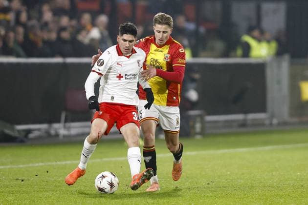 DEVENTER , 29-01-2026 , Stadium De Adelaarshorst , season 2025 2026 , UEFA Europa League League phase . match between Go Ahead Eagles and SC Braga, Picture shows SC Braga player Fran Navarro and GA Eagles player Giovanni van Zwam Go Ahead Eagles - Braga  x201171785x Copyright: