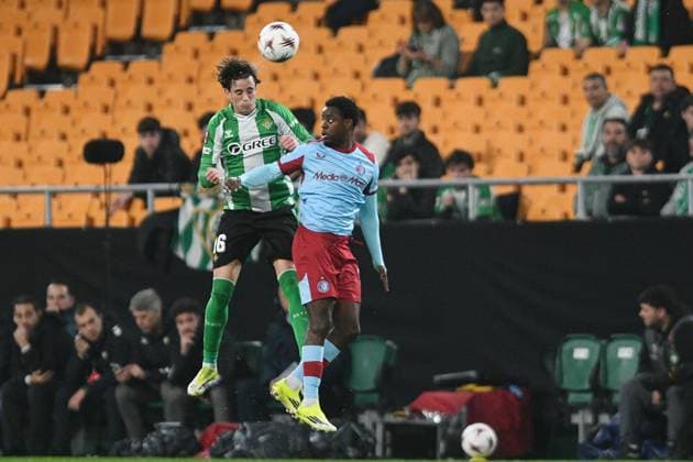 Fußball, EuroLeague, Real Betis Sevilla - Feyenoord Rotterdam #3 SEVILLA, 29-01-2026, Stadium La Cartuja, UEFA Football season 2025 2026, Europa League match between Betis Sevilla and Feyenoord. Pictures shows Feyenoord player Jordan Lotomba and Betis player Valentin Gomez Betis Sevilla - Feyenoord  x201171792x Copyright:
