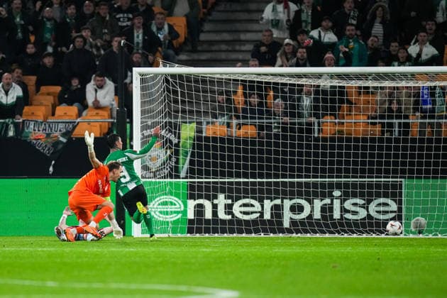 Fußball, EuroLeague, Real Betis Sevilla - Feyenoord Rotterdam #3 UEFA Europa League: Real Betis v Feyenoord Sevilla - Feyenoord keeper Timon Wellenreuther, Chimy Avila of Real Betis during the eighth match of the UEFA Europa League 2025 2026. The match is set between Real Betis Balompie and Feyenoord at Estadio La Cartuja on 29 January 2026 in Sevilla, Spain. Copyright: xYannickxVerhoevenx