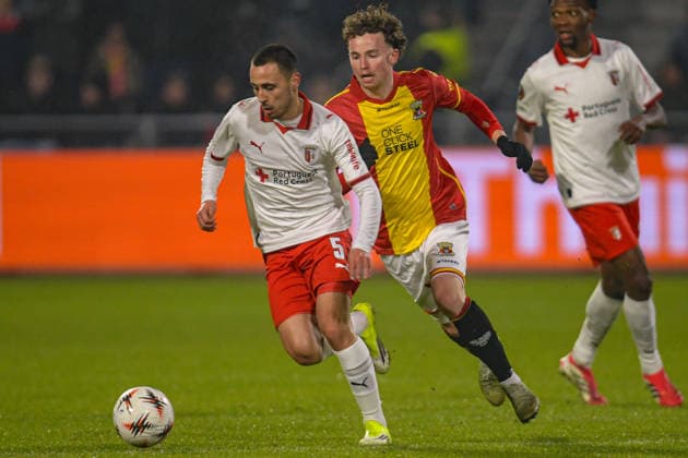 2026-01-29 - Europa League match DEVENTER, NETHERLANDS - JANUARY 29: Leonardo Lelo of SC Braga battles for possession with Jakob Breum of Go Ahead Eagles during the Europa League match at the De Adelaarshorst on January 29, 2026 in Deventer, Netherlands Deventer De Adelaarshorst Netherlands Content not available for redistribution in The Netherlands directly or indirectly through any third parties. Copyright: xDennisxBresserx