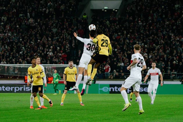 Head-to-head duel between Chema Andràs VfB Stuttgart, 30 and Chris Bedia Young Boys Bern, 29 , GER, VfB Stuttgart vs Young Boys Bern, Football, Europa League, Matchday 8, Season 2025 2026, 29 01 2026, GER, VfB Stuttgart vs Young Boys Bern, Football, Europa League, Matchday 8, Season 2025 2026, 29 01 2026, Stuttgart Copyright: xEibner-Pressefoto EdwardxCheungx EP_ECG