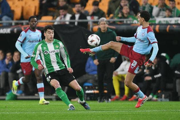 Fußball, EuroLeague, Real Betis Sevilla - Feyenoord Rotterdam #3 SEVILLA, 29-01-2026, Stadium La Cartuja, UEFA Football season 2025 2026, Europa League match between Betis Sevilla and Feyenoord. Pictures shows Feyenoord player Oussama Targhalline and Betis player Marc Roca Betis Sevilla - Feyenoord  x201171897x Copyright:
