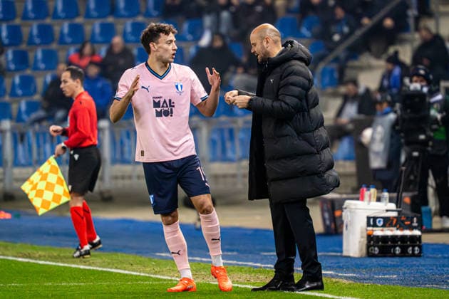 2026-01-29 KRC Genk v Malmo FF - UEFA Europa League 2025 26 League Phase MD8 GENK, BELGIUM - JANUARY 29: Colin Rosler of Malmo FF receives instructions from head coach Miguel Angel Ramirez of Malmo FF during the UEFA Europa League 2025 26 League Phase MD8 match between KRC Genk and Malmo FF at Cegeka Arena on January 29, 2026 in Genk, Belgium. (Photo by Gabriel Calvino Alonso BSR Agency) Genk Belgium Content not available for redistribution in The Netherlands directly or indirectly through any third parties. Copyright: xBSRxAgencyx