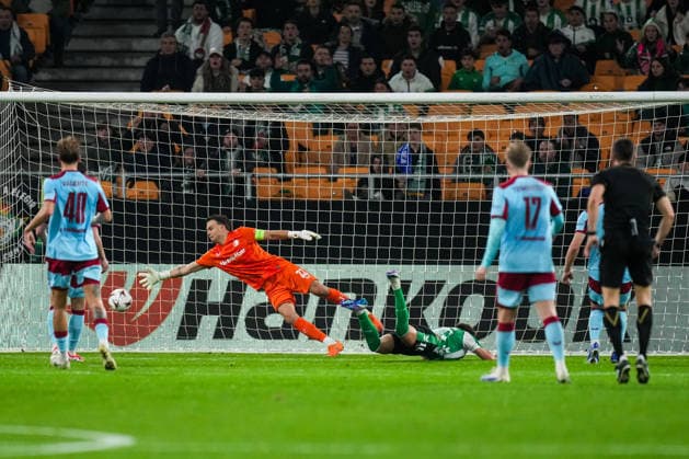 Fußball, EuroLeague, Real Betis Sevilla - Feyenoord Rotterdam #4 UEFA Europa League: Real Betis v Feyenoord Sevilla - Feyenoord keeper Timon Wellenreuther, Abde Ezzalzouli of Real Betis during the eighth match of the UEFA Europa League 2025 2026. The match is set between Real Betis Balompie and Feyenoord at Estadio La Cartuja on 29 January 2026 in Sevilla, Spain. Copyright: xYannickxVerhoevenx