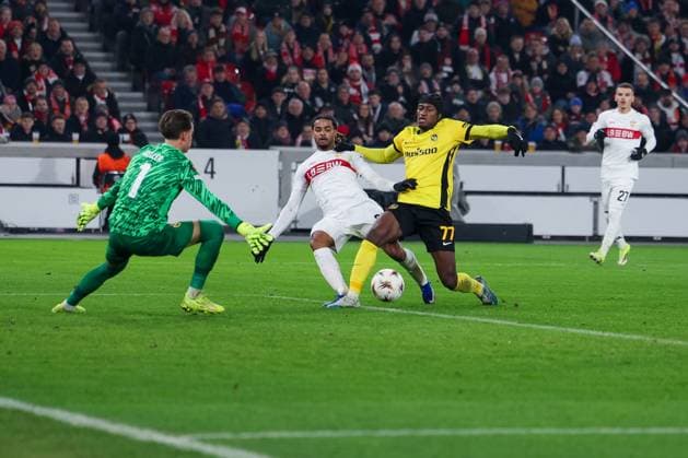 Action between Lorenz Assignon 22 VfB Stuttgart , and Marvin Keller 1 BSC Young Boys Bern and Joel Monteiro 77 BSC Young Boys Bern , VfB Stuttgart vs BSC Young Boys Bern, Football, Men, UEFA Europa League, Season 2025 2026, Matchday 8, 29 01 2026 DFB regulations prohibit any use of photographs as image sequences and or quasi video Stuttgart Baden Wuerttemberg Germany Copyright: xkolbert-press MartinxAgüerax