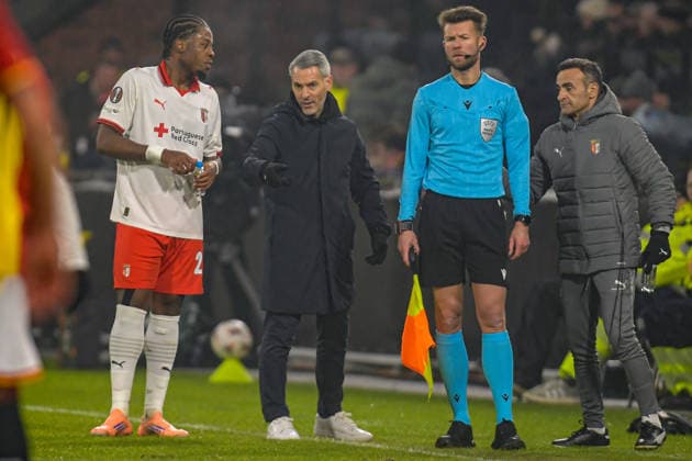 2026-01-29 - Europa League match DEVENTER, NETHERLANDS - JANUARY 29: Bright Arrey-Mbi of SC Braga is in discussion with Carlos Vicens headcoach of SC Braga, Erwan Finjean assistent referee during the Europa League match at the De Adelaarshorst on January 29, 2026 in Deventer, Netherlands Deventer De Adelaarshorst Netherlands Content not available for redistribution in The Netherlands directly or indirectly through any third parties. Copyright: xDennisxBresserx