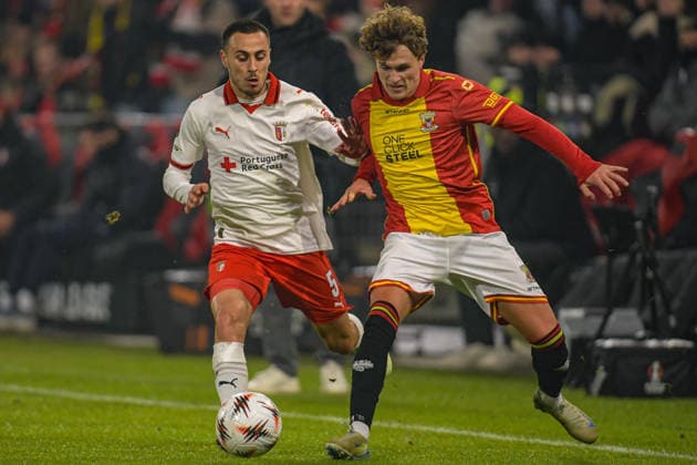 2026-01-29 - Europa League match DEVENTER, NETHERLANDS - JANUARY 29: Leonardo Lelo of SC Braga battles for possession with Oskar Sivertsen of Go Ahead Eagles during the Europa League match at the De Adelaarshorst on January 29, 2026 in Deventer, Netherlands Deventer De Adelaarshorst Netherlands Content not available for redistribution in The Netherlands directly or indirectly through any third parties. Copyright: xDennisxBresserx