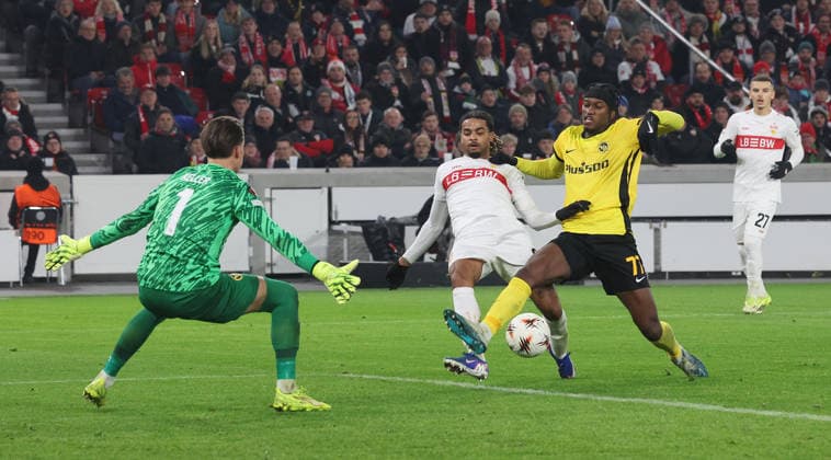 Stuttgart, Soccer Europa League , VfB Stuttgart vs BSC Young Boys Bern , from left Marvin Keller Bern Lorenz Assignon VFb Joel Monteiro bern