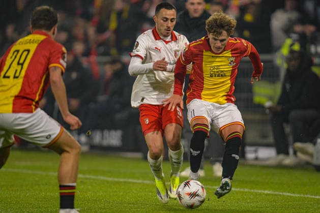 2026-01-29 - Europa League match DEVENTER, NETHERLANDS - JANUARY 29: Leonardo Lelo of SC Braga battles for possession with Oskar Sivertsen of Go Ahead Eagles during the Europa League match at the De Adelaarshorst on January 29, 2026 in Deventer, Netherlands Deventer De Adelaarshorst Netherlands Content not available for redistribution in The Netherlands directly or indirectly through any third parties. Copyright: xDennisxBresserx