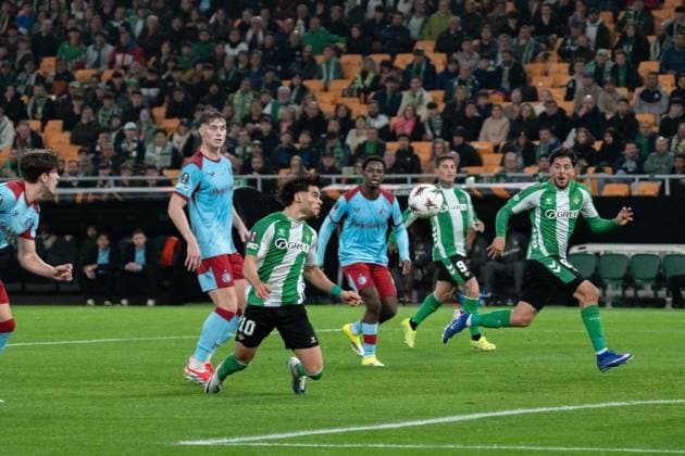 Fußball, EuroLeague, Real Betis Sevilla - Feyenoord Rotterdam #4 Ez Abde (N10) headers Betis second goal during the UEFA Europa League 25 26 match between Real Betis and Feyenoord at the Estadio La Cartuja in Sevilla, Spain Copyright: xAndresxLopezxSheridanxx xSPPx Sportspressphoto_SPR86742