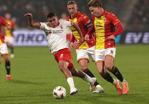 Victor Gomez of Braga with Giovanni van Zwam of Go Ahead Eagles during the match Go Ahead Eagles vs Braga at the De Adelaarshorst for the UEFA Europa League season 2025 2026 in DEVENTER, Netherlands on 29 january 2026 Photo by Peter Lous EYE4IMAGES
