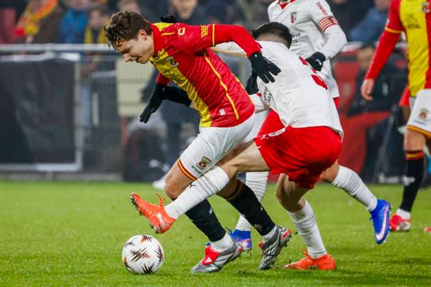 Evert Linthorst of Go Ahead Eagles and Fran Navarro of SC Braga battle for the ball Go Ahead Eagles v SC Braga, UEFA Europa League 2025 26 League Phase MD8, Go Ahead Eagles v SC Braga, Stadion De Adelaarshorst, January 29, 2026, Deventer, Netherlands.